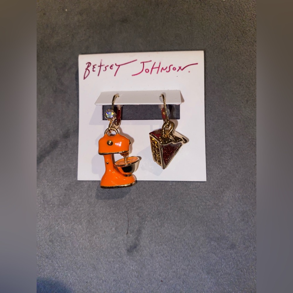 BNWT Betsey Johnson Orange Mixer & Pumpkin Pie Slice Mismatch Drop Earrings $35